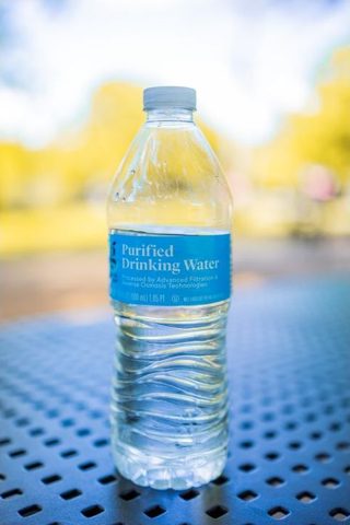 Бутылка питьевой воды